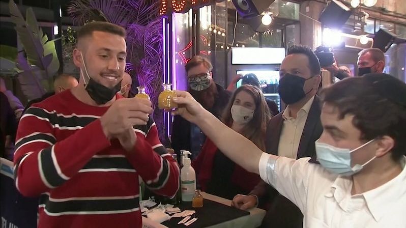 Izraelský podnik rozdává drinky zadarmo. U baru se očkuje
